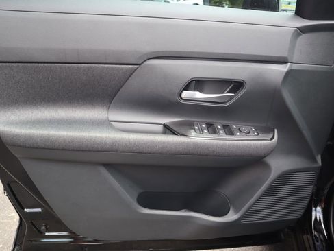 Used 2025 Nissan Kicks SV image 16