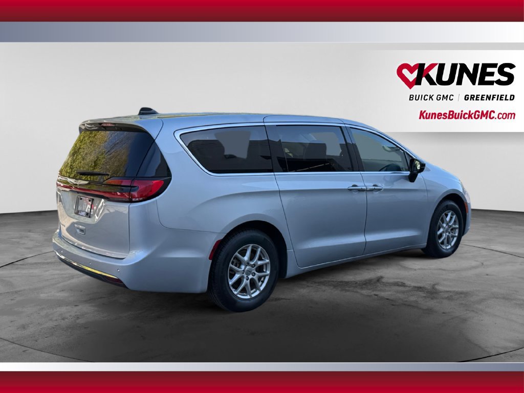 Used 2024 Chrysler Pacifica Touring-L FWD image 10