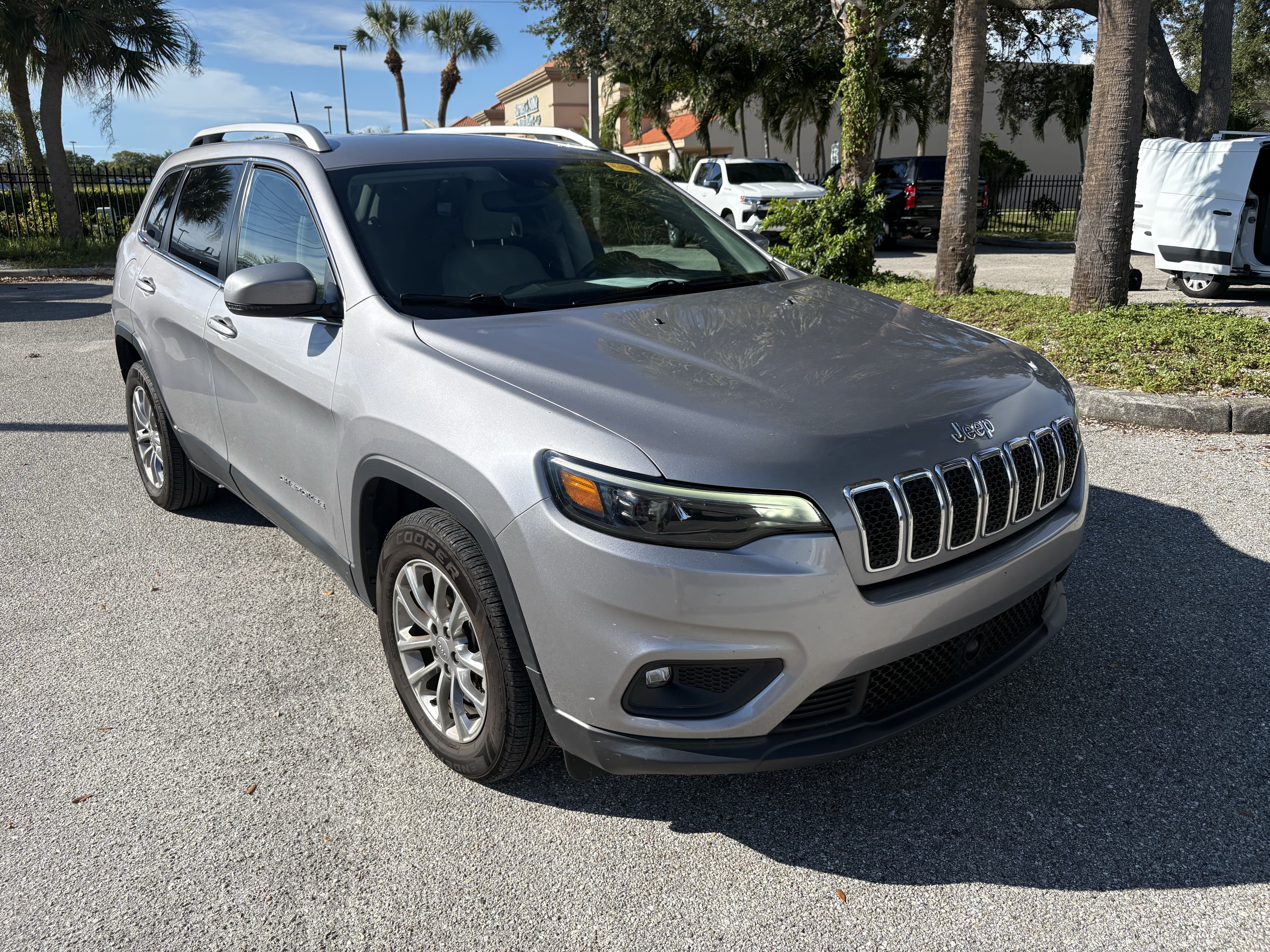 Used 2021 Jeep Cherokee Latitude Lux FWD image 1