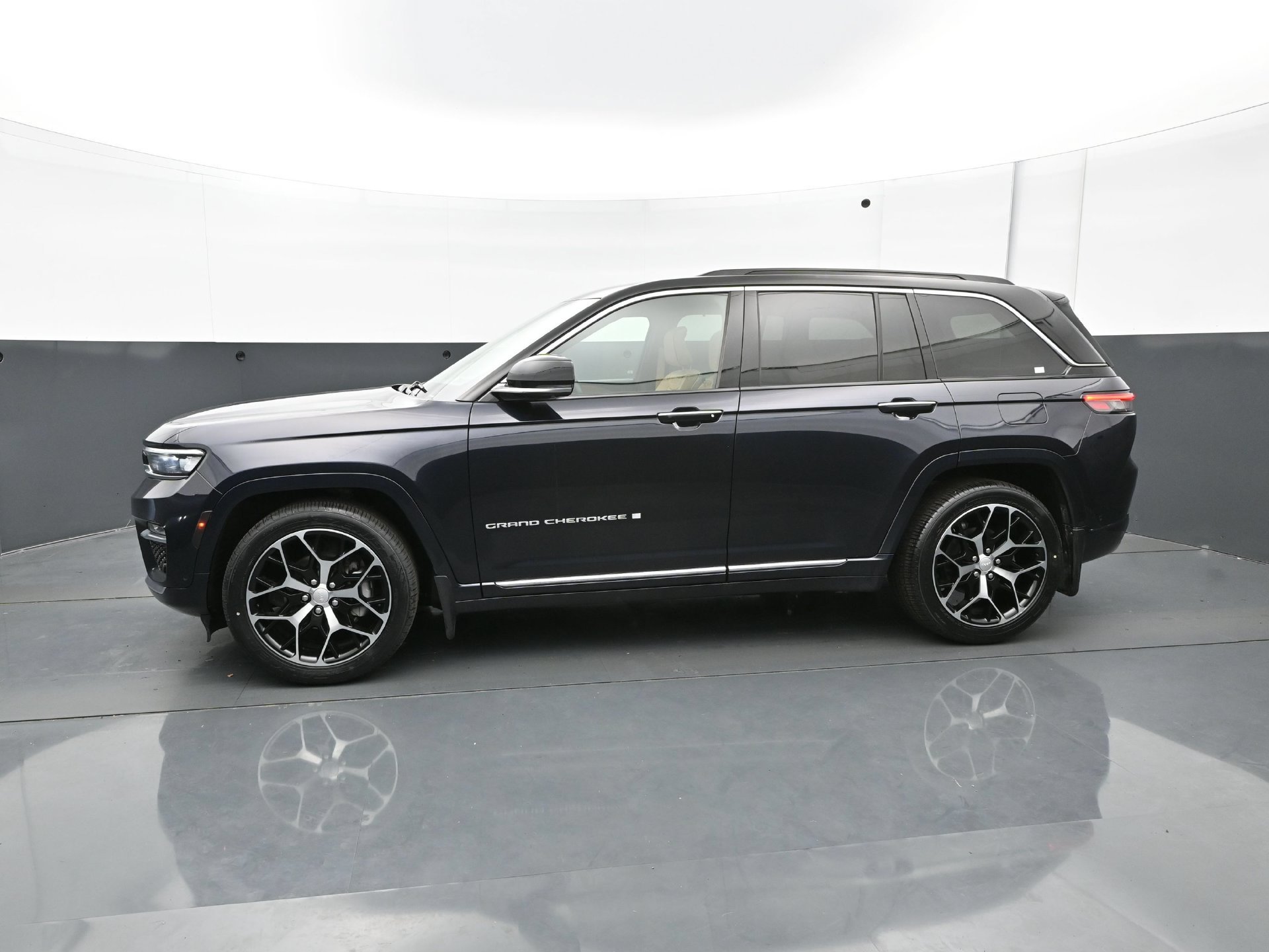 Used 2024 Jeep Grand Cherokee Summit AWD/4WD image 3