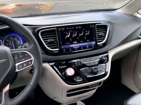Certified 2024 Chrysler Pacifica Touring-L FWD image 6