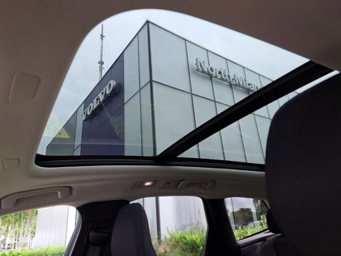 Used 2023 Volvo XC60 B5 Core image 6