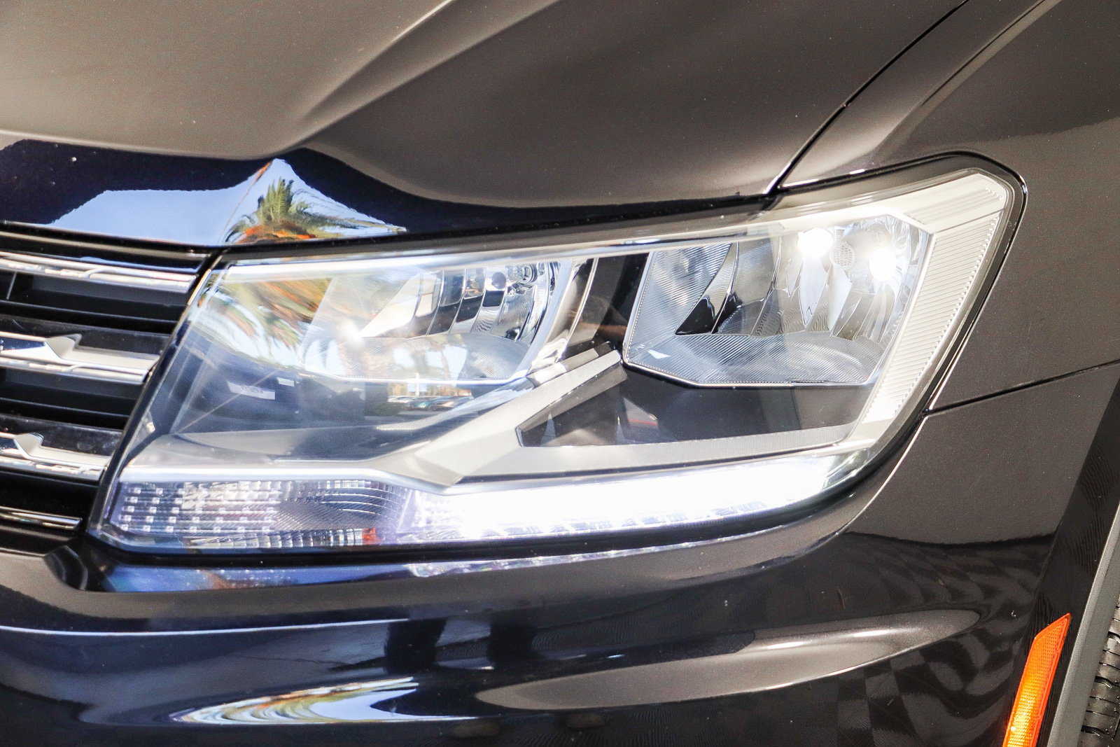 Used 2021 Volkswagen Tiguan SE w/ Panoramic Sunroof Package FWD image 4