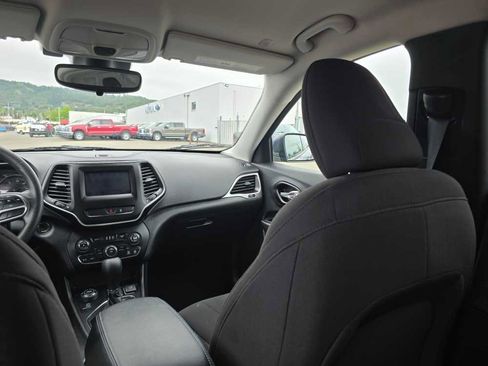 Used 2021 Jeep Cherokee Latitude AWD/4WD image 14
