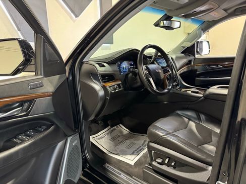 Used 2020 Cadillac Escalade ESV 2WD image 9