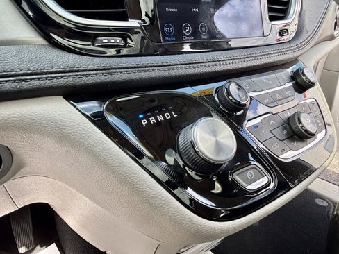 Used 2018 Chrysler Pacifica Limited FWD image 32