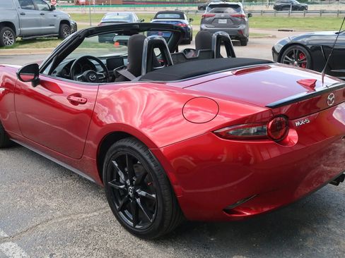 Used 2021 MAZDA MX-5 Miata Club RWD image 16