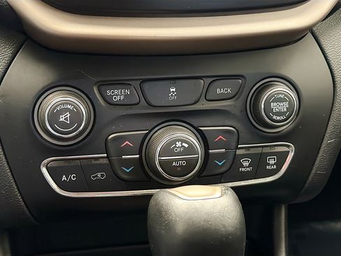 Used 2014 Jeep Cherokee Limited w/ Technology Group image 8