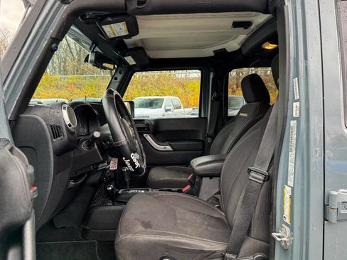 Used 2015 Jeep Wrangler Unlimited Sahara w/ Connectivity Group image 10