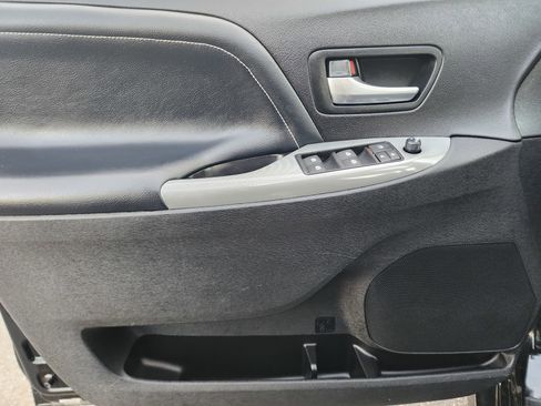 Used 2015 Toyota Sienna SE image 27
