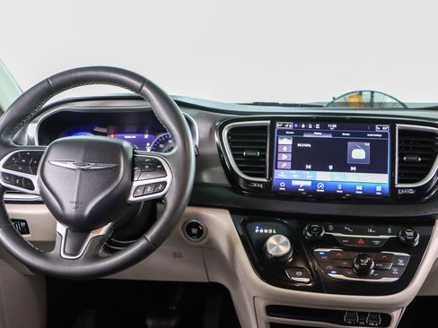 Used 2023 Chrysler Pacifica Touring-L FWD image 17