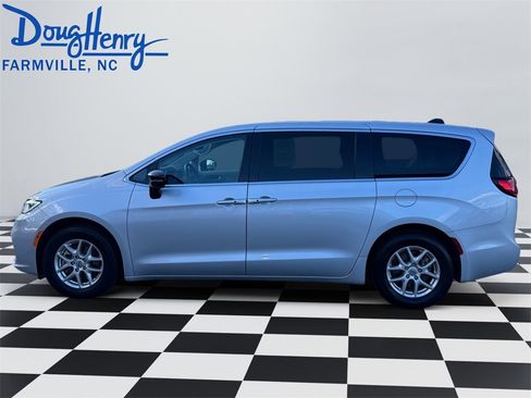 Used 2024 Chrysler Pacifica Touring-L image 2