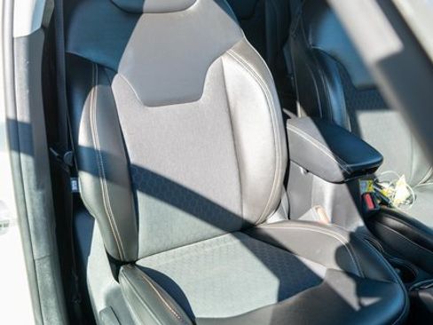 Used 2018 Jeep Compass Latitude w/ Cold Weather Group image 12