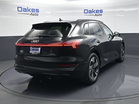 Used 2022 Audi e-tron Premium w/ Convenience Plus Package AWD/4WD image 8