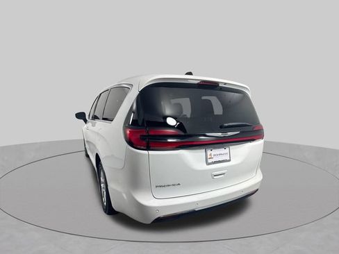 Used 2023 Chrysler Pacifica Touring-L FWD image 31