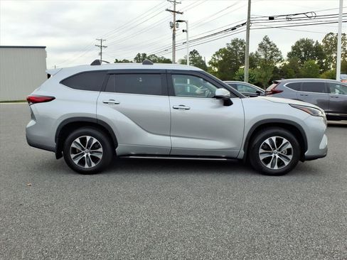 Used 2022 Toyota Highlander XLE AWD/4WD image 3