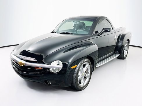 Used 2004 Chevrolet SSR w/ Preferred Equipment Group RWD image 3