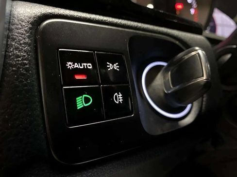 Used 2019 Porsche Cayenne w/ Premium Package image 34