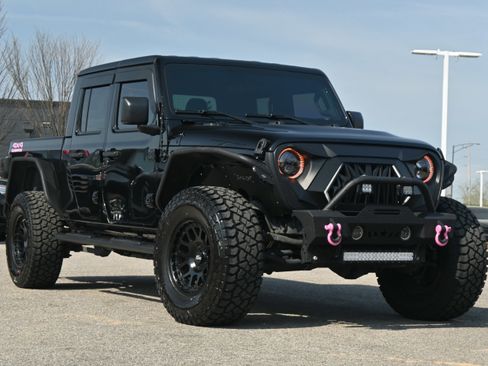 Used 2023 Jeep Gladiator Sport image 2