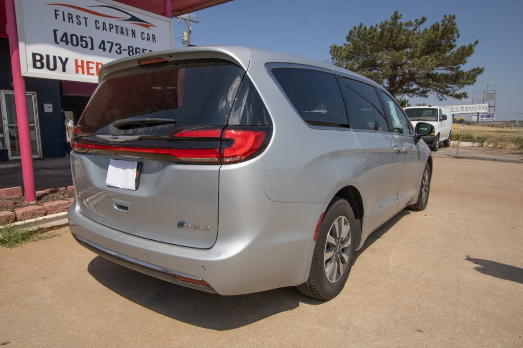 Used 2023 Chrysler Pacifica Touring-L FWD image 9