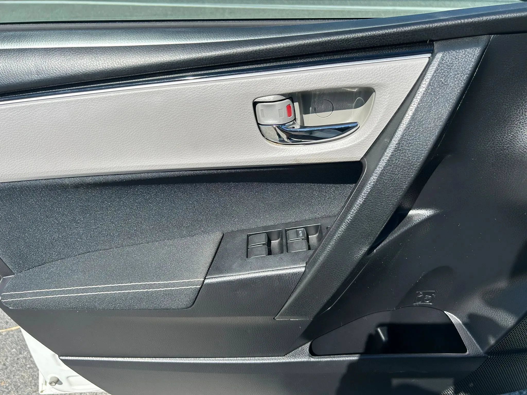 Used 2018 Toyota Corolla LE FWD image 16