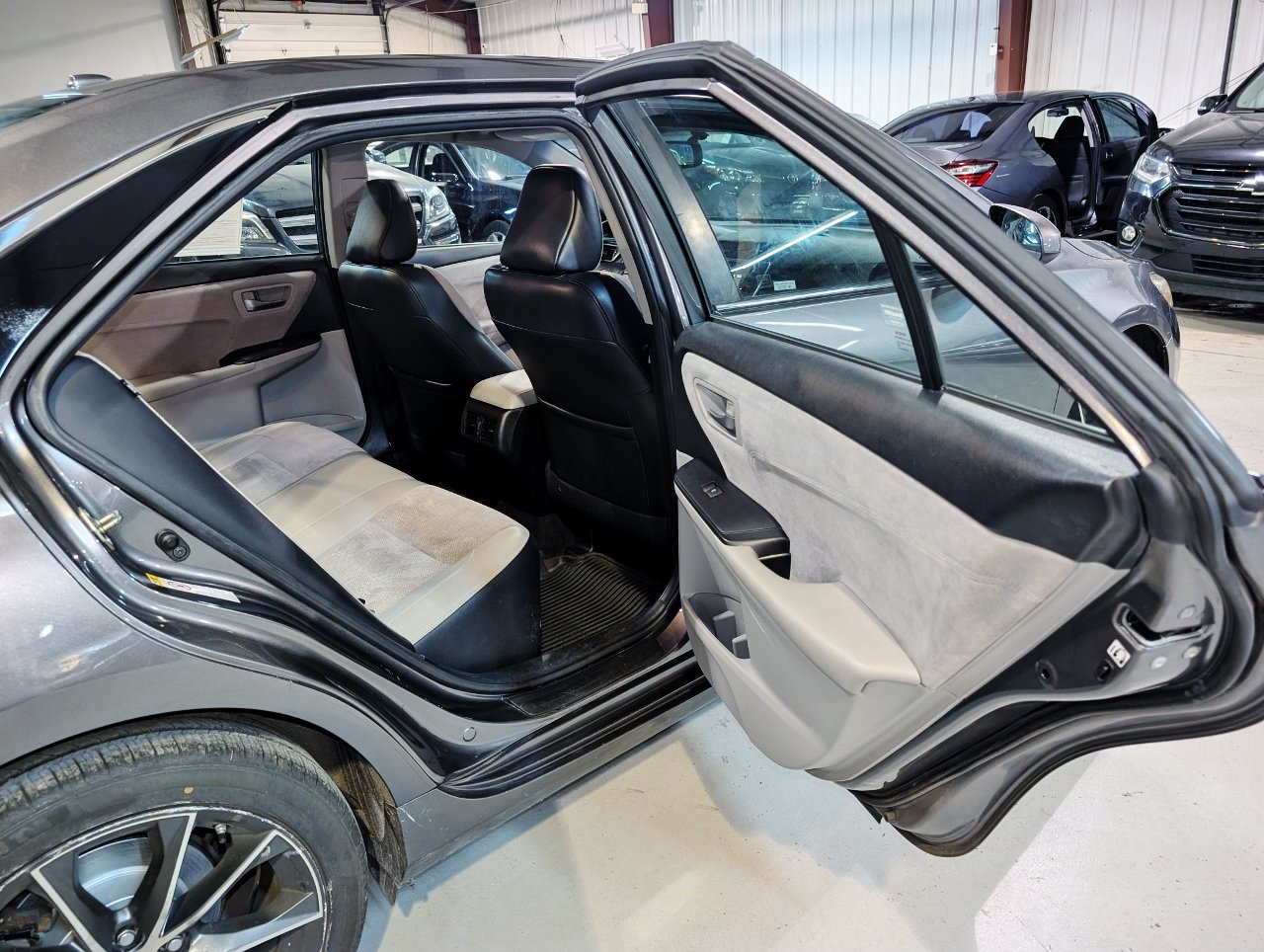 Used 2016 Toyota Camry XSE w/ Moonroof Package FWD image 25