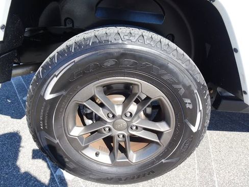 Used 2016 Jeep Wrangler Unlimited Sahara image 30