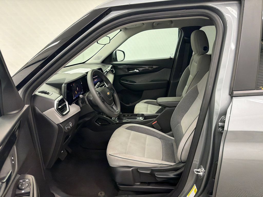 Used 2025 Chevrolet TrailBlazer LT FWD image 9