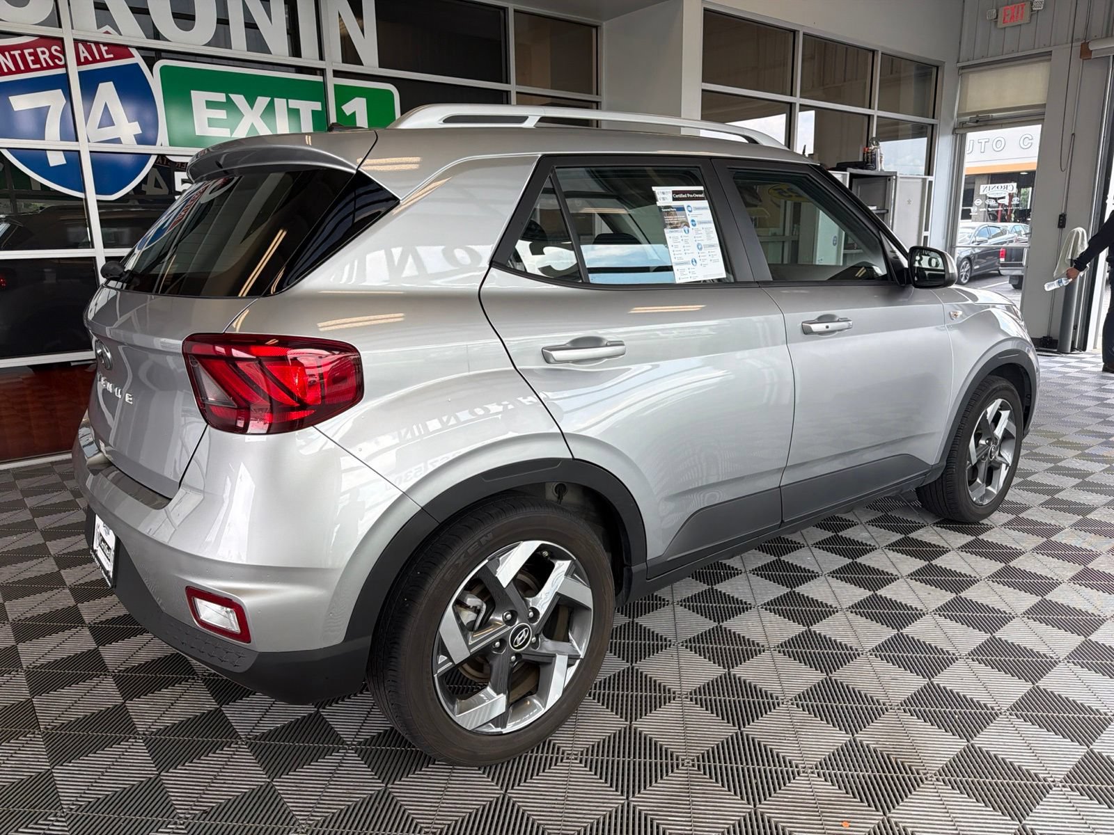 Used 2025 Hyundai Venue SEL FWD image 6