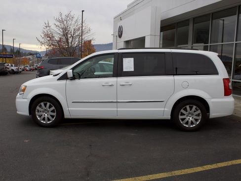 Used 2015 Chrysler Town & Country Touring image 8