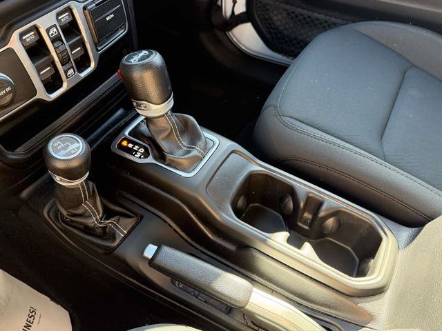 Used 2018 Jeep Wrangler Unlimited Sahara AWD/4WD image 18