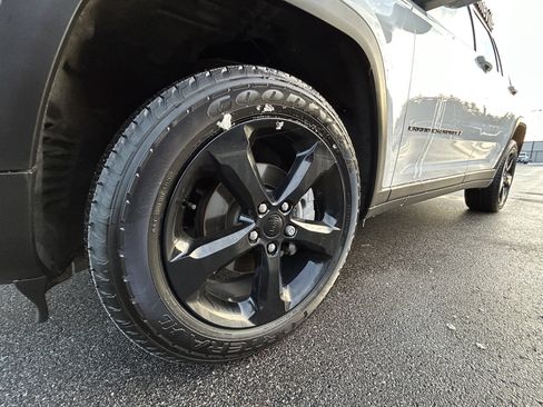 Certified 2023 Jeep Grand Cherokee Limited w/ Black Appearance Package image 19