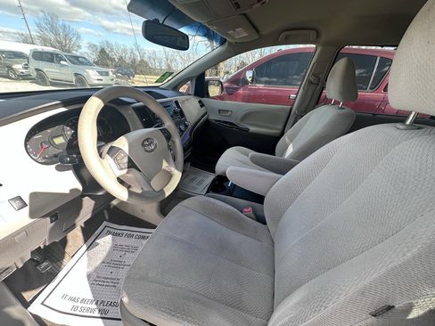 Used 2012 Toyota Sienna LE image 5