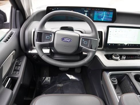 Used 2025 Ford Expedition Active AWD/4WD image 22