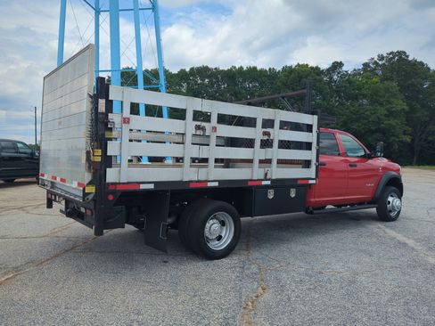 Used 2022 RAM 5500 Tradesman w/ Chrome Appearance Group RWD image 3