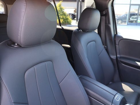 Used 2025 Mercedes-Benz GLB 250 image 29