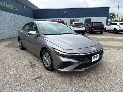 Used 2024 Hyundai Elantra SE FWD image 7