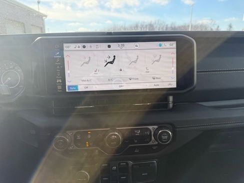 Used 2025 Jeep Gladiator Sport w/ Premium Package image 13