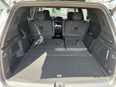 Used 2026 Chevrolet Traverse LT w/ Driver Confidence Package FWD image 3