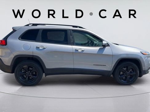 Used 2018 Jeep Cherokee Latitude w/ Altitude Package AWD/4WD image 2