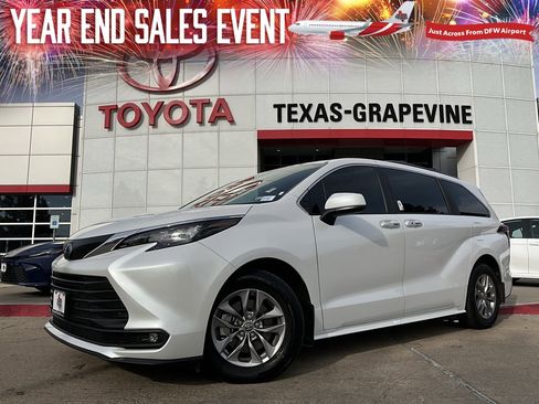 Used 2025 Toyota Sienna XLE image 1