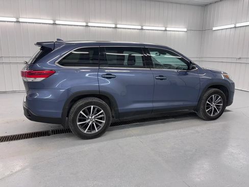Used 2019 Toyota Highlander XLE AWD/4WD image 7