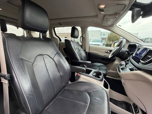 Used 2017 Chrysler Pacifica Limited w/ UConnect Theater Package image 19