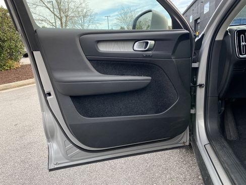 Used 2025 Volvo XC40 B5 Core image 21