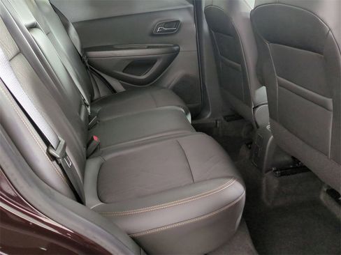 Used 2022 Chevrolet Trax LT w/ LT Convenience Package image 25