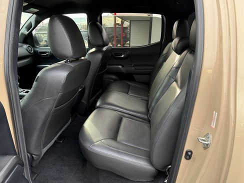 Used 2017 Toyota Tacoma TRD Off-Road w/ Tow Package (A/T) image 10