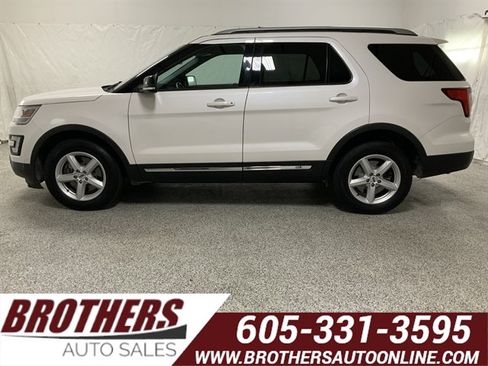 Used 2017 Ford Explorer XLT w/ Equipment Group 202A AWD/4WD image 1