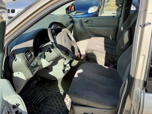 Used 2006 Chrysler Town & Country Touring image 12