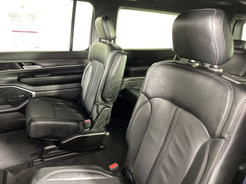 Used 2024 Jeep Wagoneer L Series II AWD/4WD image 31