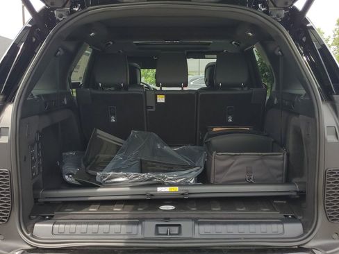 Used 2025 Land Rover Discovery Dynamic SE image 39